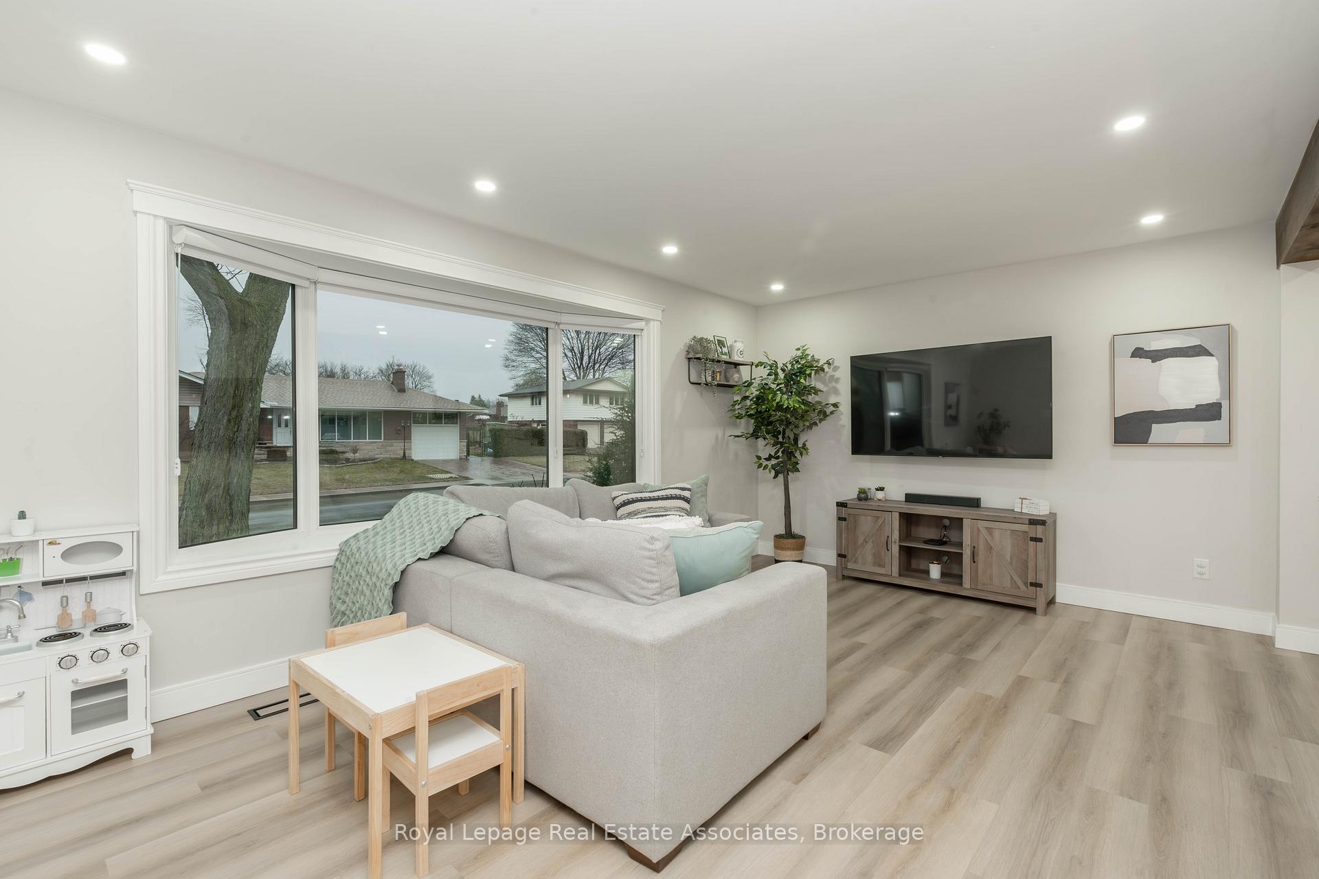 Photo 5 of 51 Delmar Drive, Hamilton, Buchanan — HOMEH