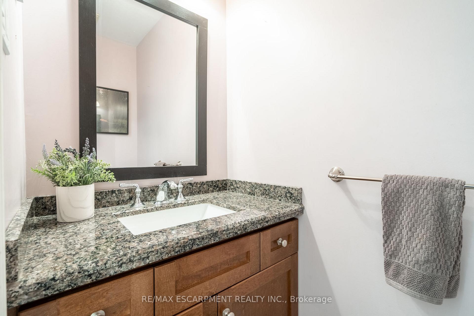 Photo 16 of 33 Cumminsville Drive, Hamilton, Rural Flamborough — HOMEH