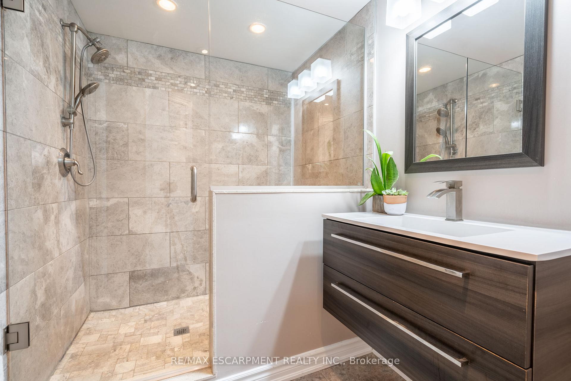 Photo 22 of 33 Cumminsville Drive, Hamilton, Rural Flamborough — HOMEH