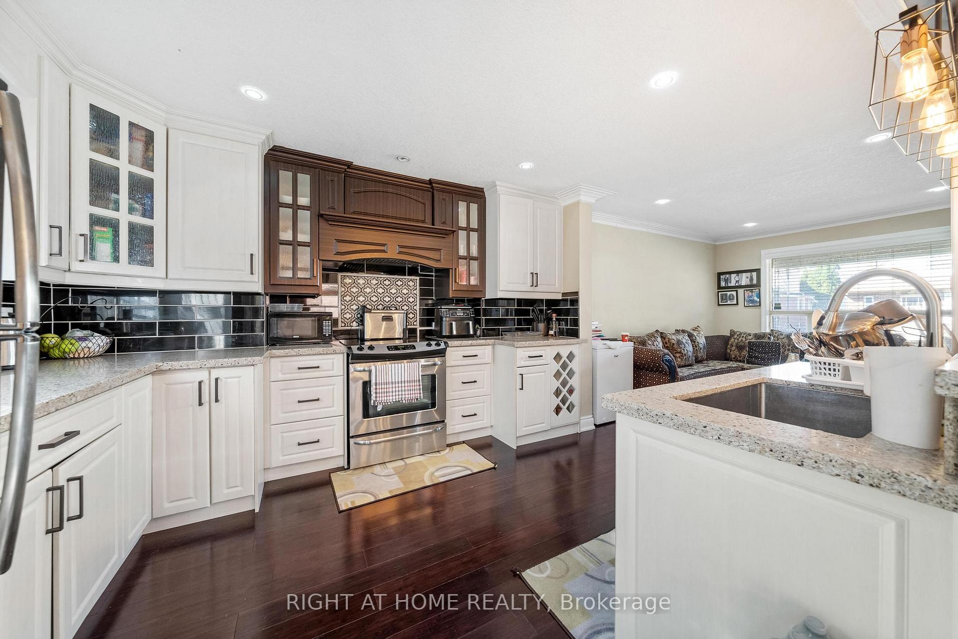 Photo 9 of 118 Barons Avenue N, Hamilton, Homeside — HOMEH