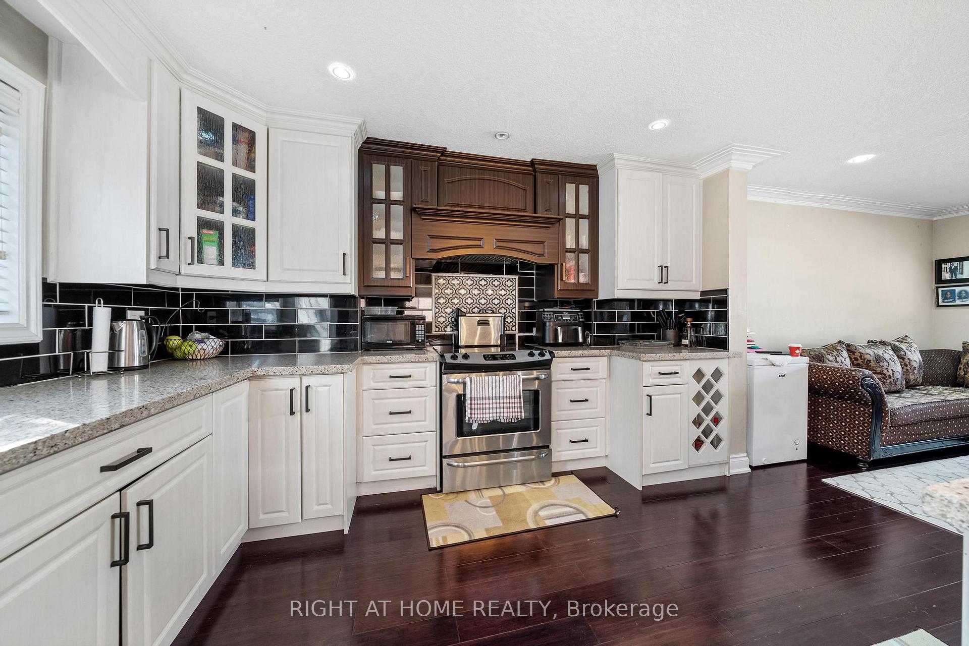 Photo 10 of 118 Barons Avenue N, Hamilton, Homeside — HOMEH