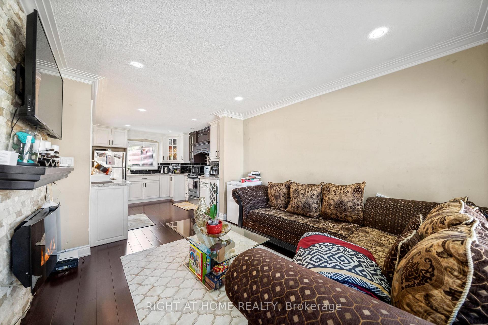 Photo 13 of 118 Barons Avenue N, Hamilton, Homeside — HOMEH