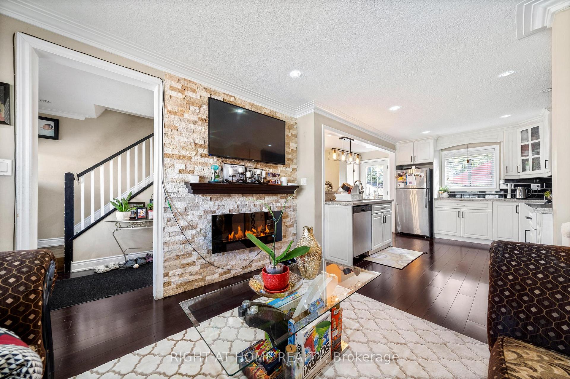 Photo 15 of 118 Barons Avenue N, Hamilton, Homeside — HOMEH