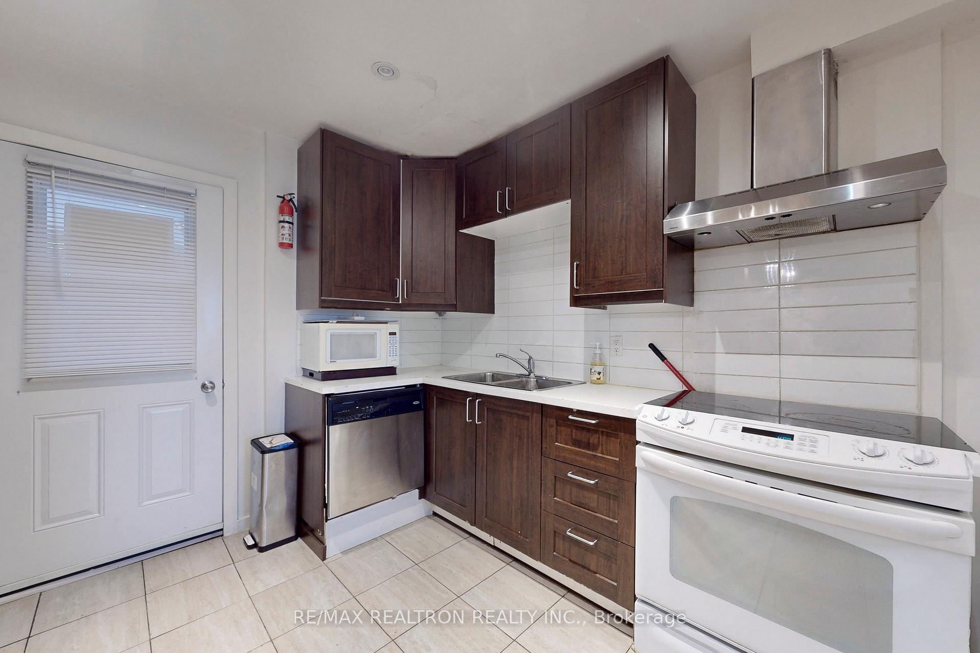 Photo 3 of 441 Wentworth Street N, Hamilton, Beasley — HOMEH