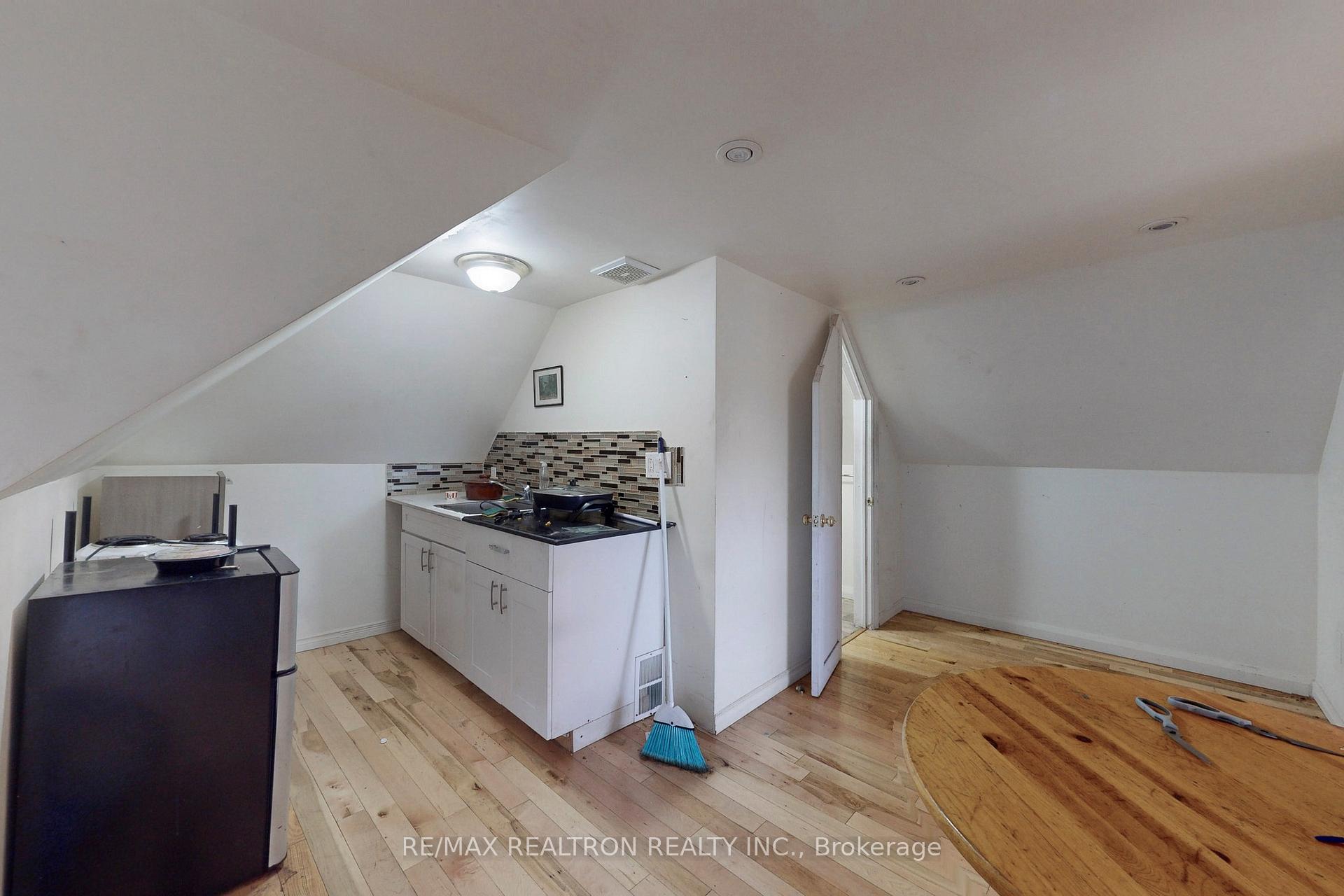 Photo 23 of 441 Wentworth Street N, Hamilton, Beasley — HOMEH