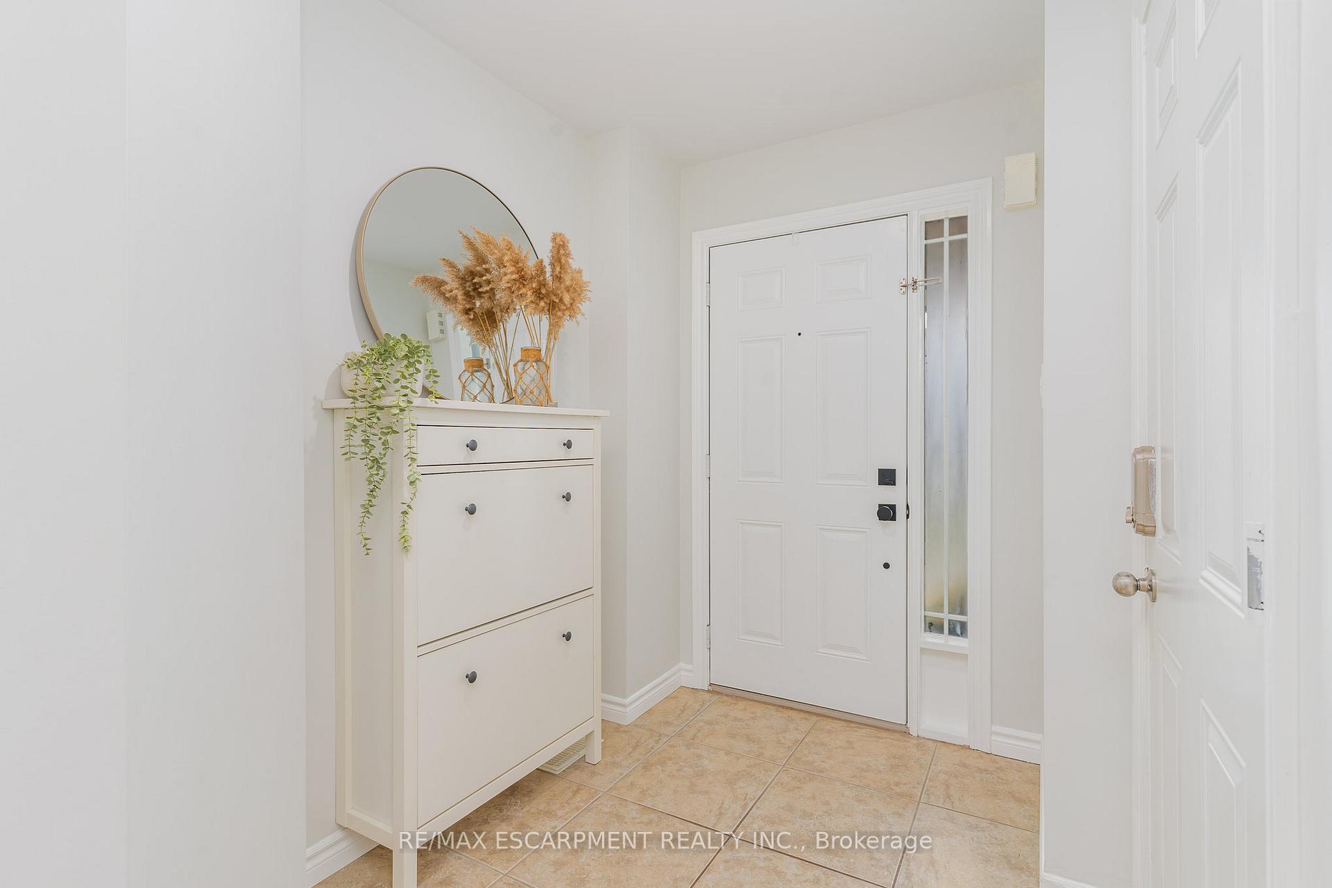 Photo 2 of 96 Stoneglen Way, Hamilton, Mount Hope — HOMEH