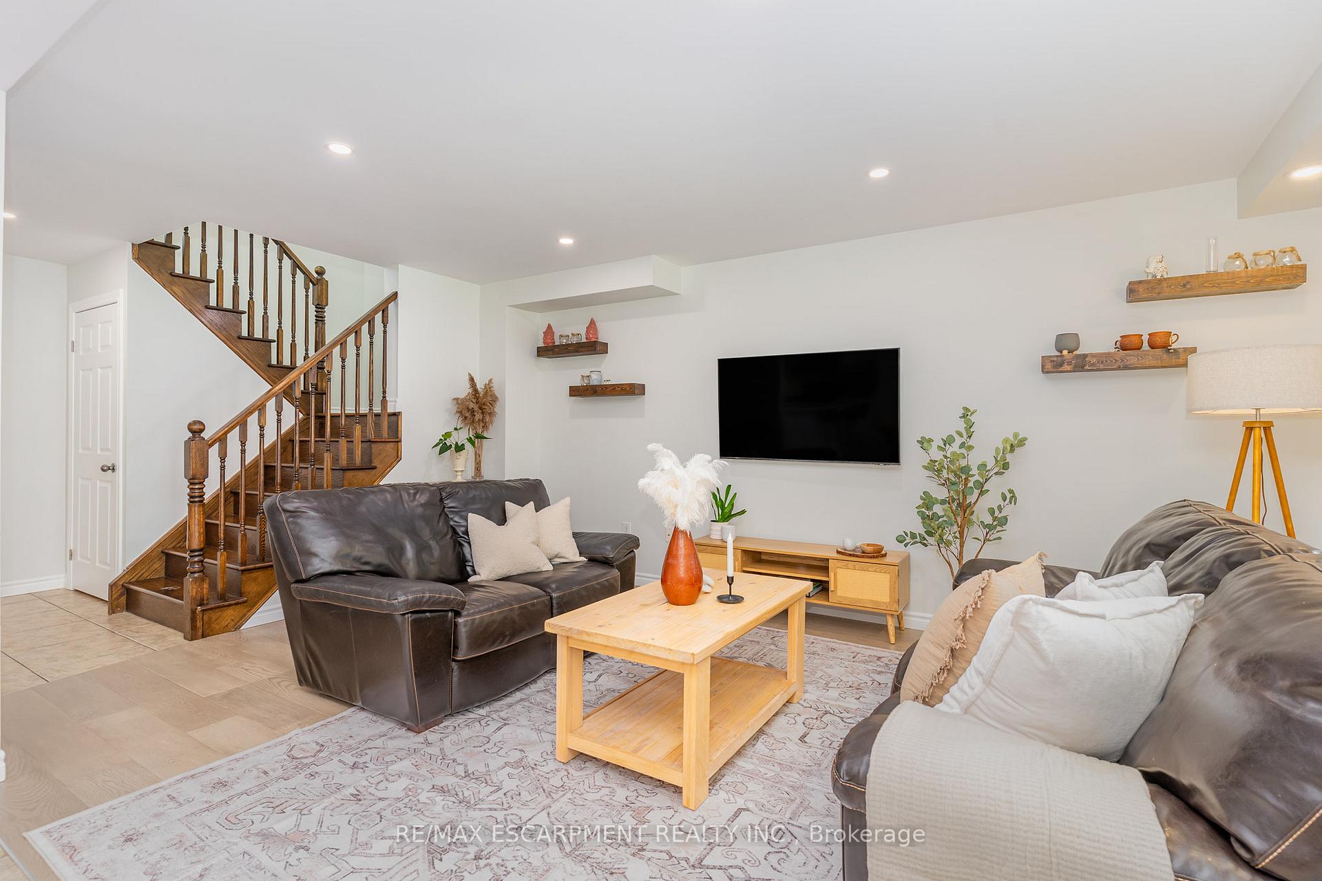 Photo 3 of 96 Stoneglen Way, Hamilton, Mount Hope — HOMEH