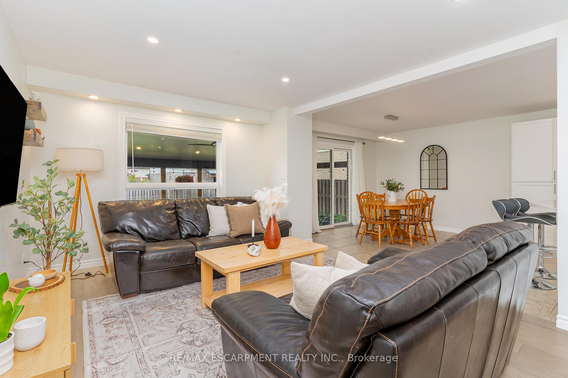 Photo 5 of 96 Stoneglen Way, Hamilton, Mount Hope — HOMEH