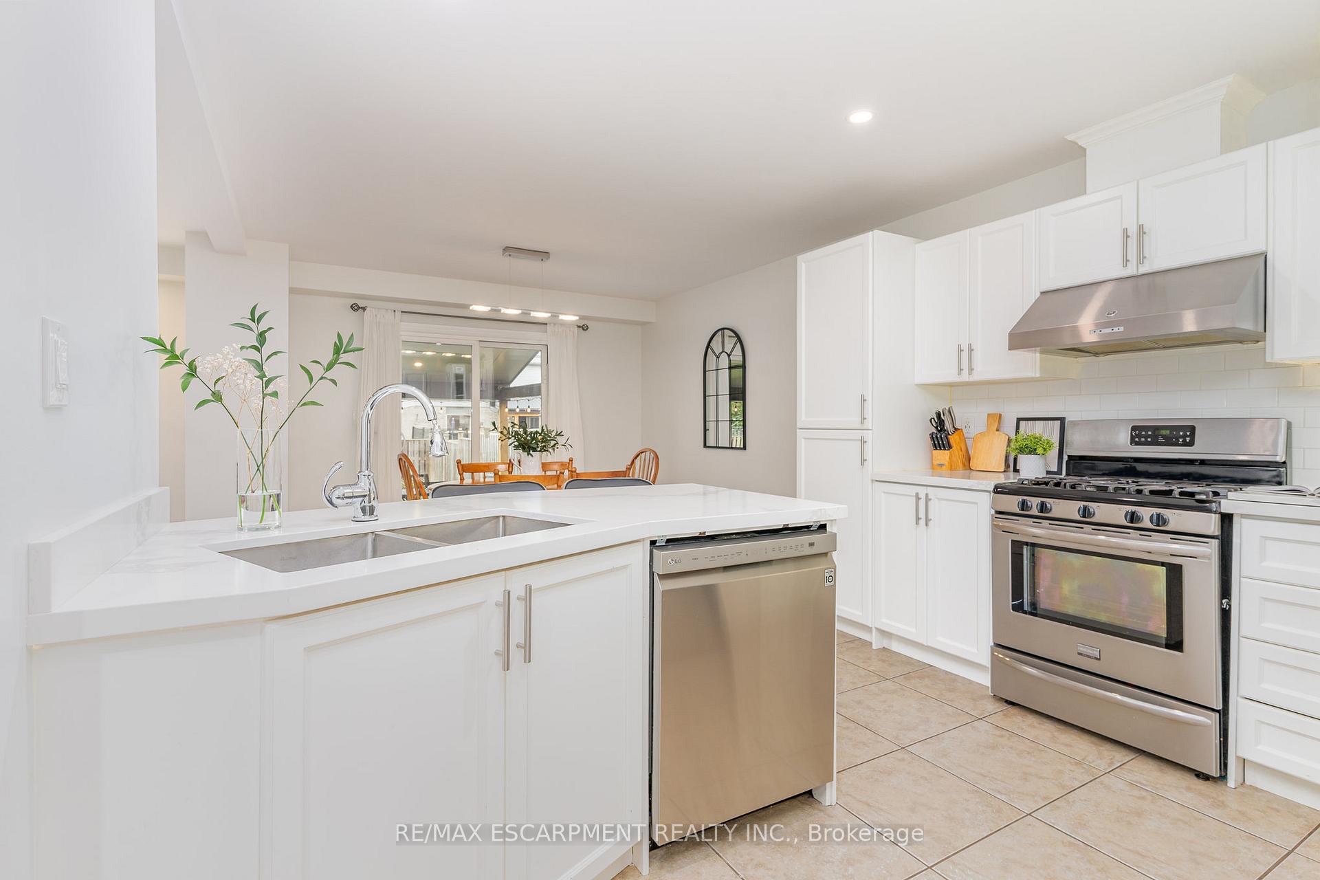 Photo 7 of 96 Stoneglen Way, Hamilton, Mount Hope — HOMEH