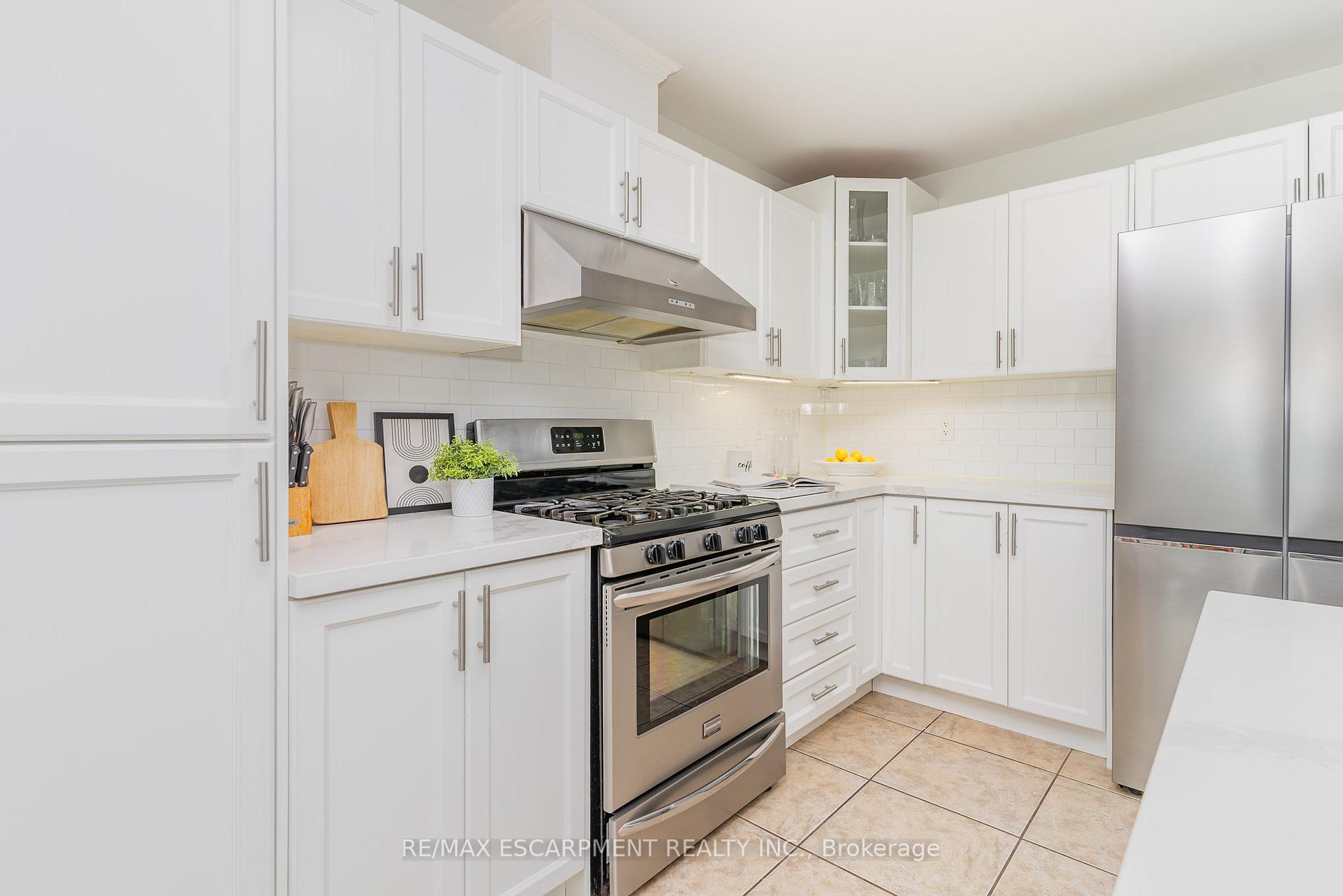Photo 9 of 96 Stoneglen Way, Hamilton, Mount Hope — HOMEH