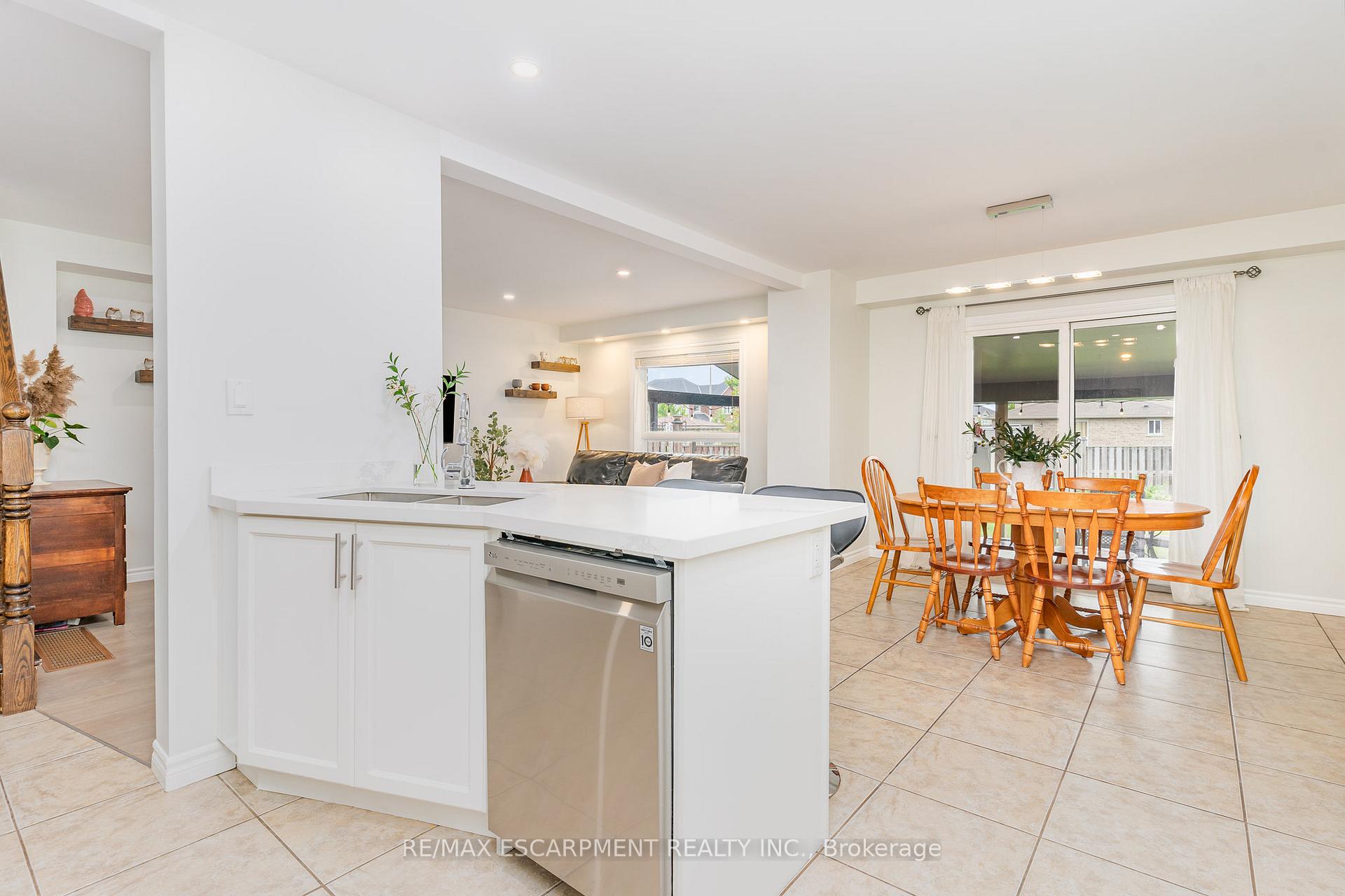 Photo 10 of 96 Stoneglen Way, Hamilton, Mount Hope — HOMEH