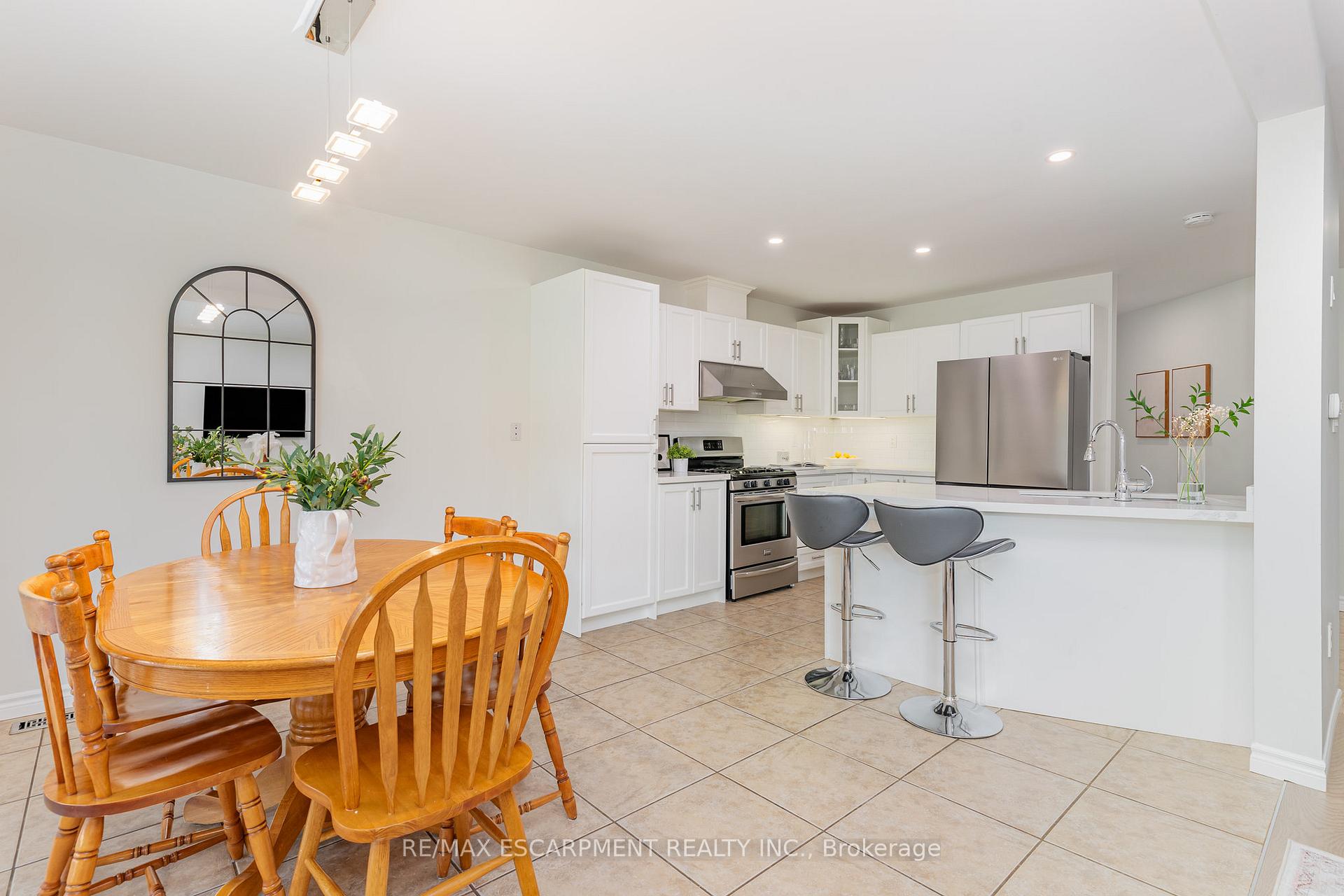 Photo 13 of 96 Stoneglen Way, Hamilton, Mount Hope — HOMEH