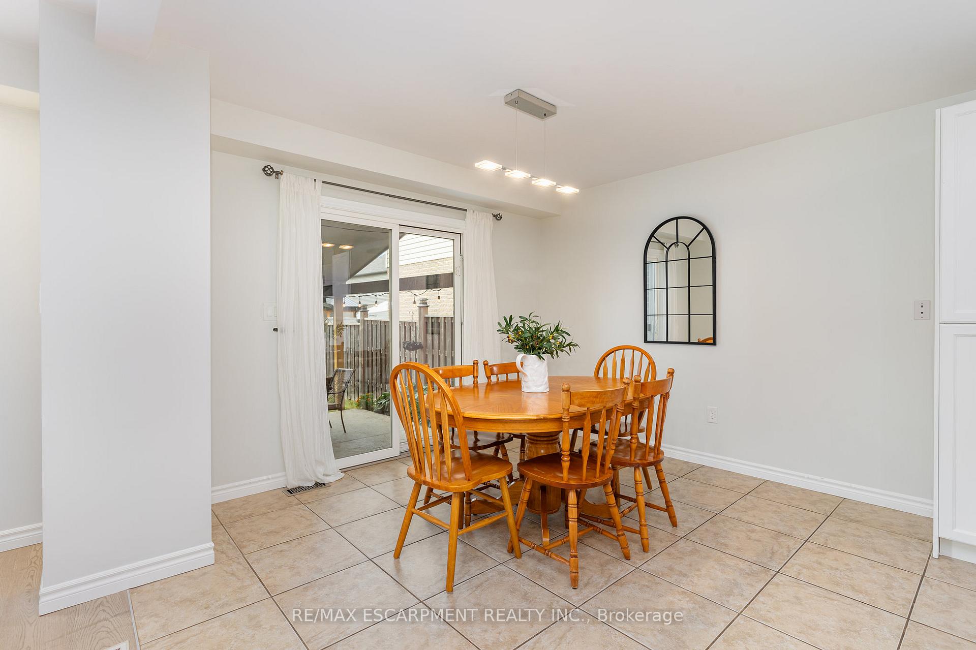 Photo 14 of 96 Stoneglen Way, Hamilton, Mount Hope — HOMEH