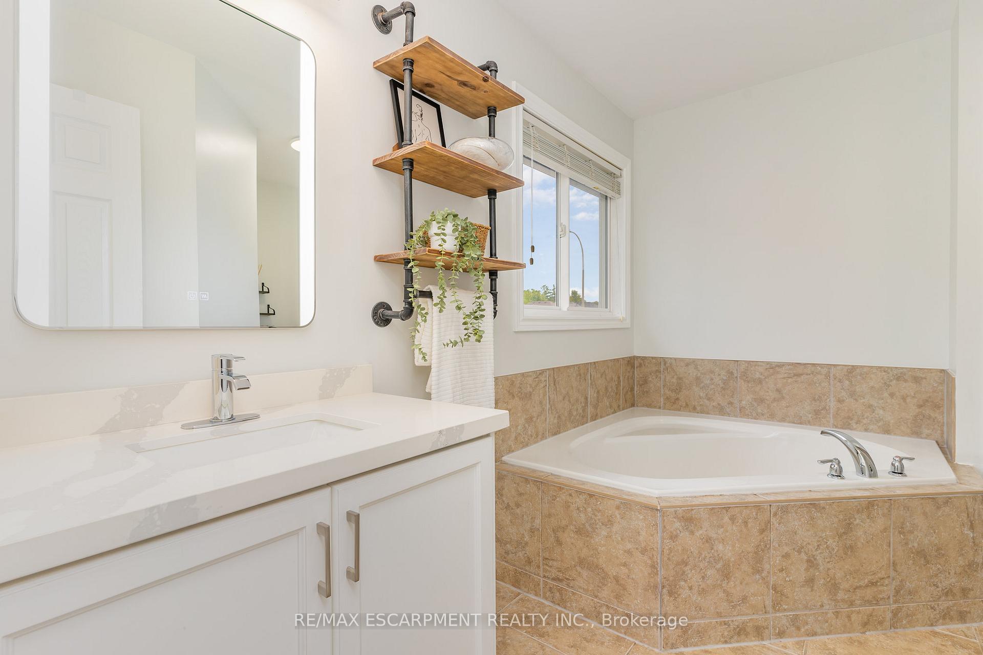 Photo 23 of 96 Stoneglen Way, Hamilton, Mount Hope — HOMEH