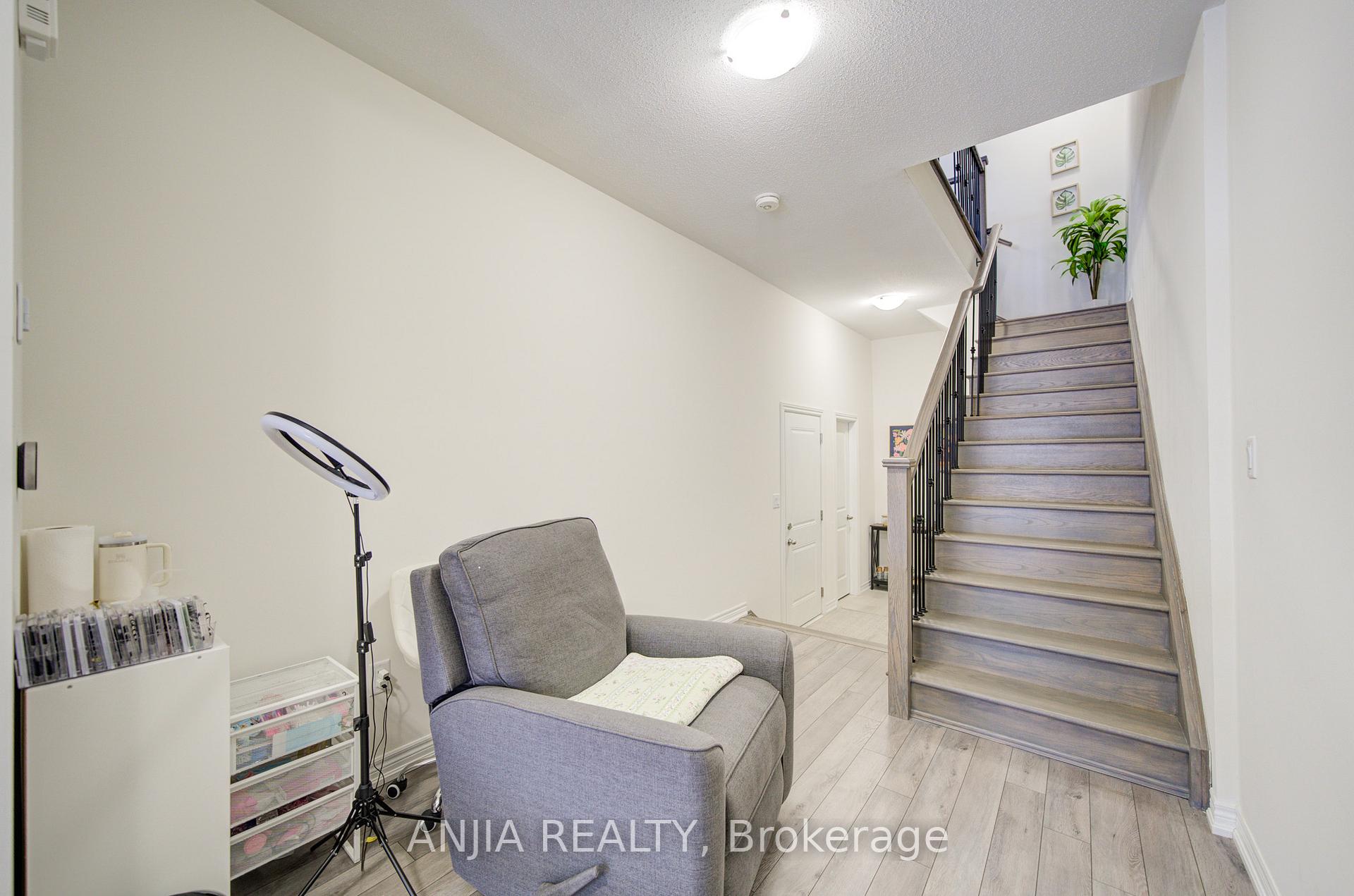 Photo 10 of 33 Bluebird Lane, Barrie, Painswick South — HOMEH
