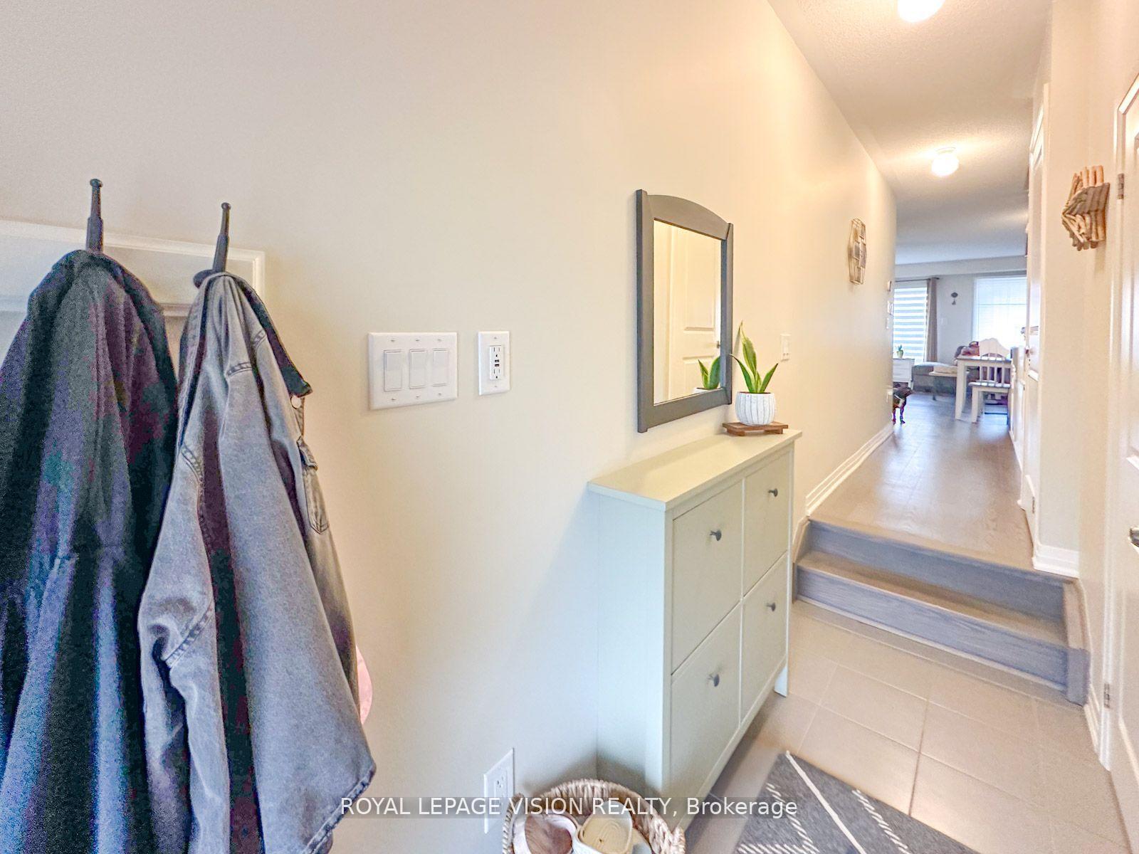 Photo 3 of 74 Caspian Square, Clarington, Bowmanville — HOMEH
