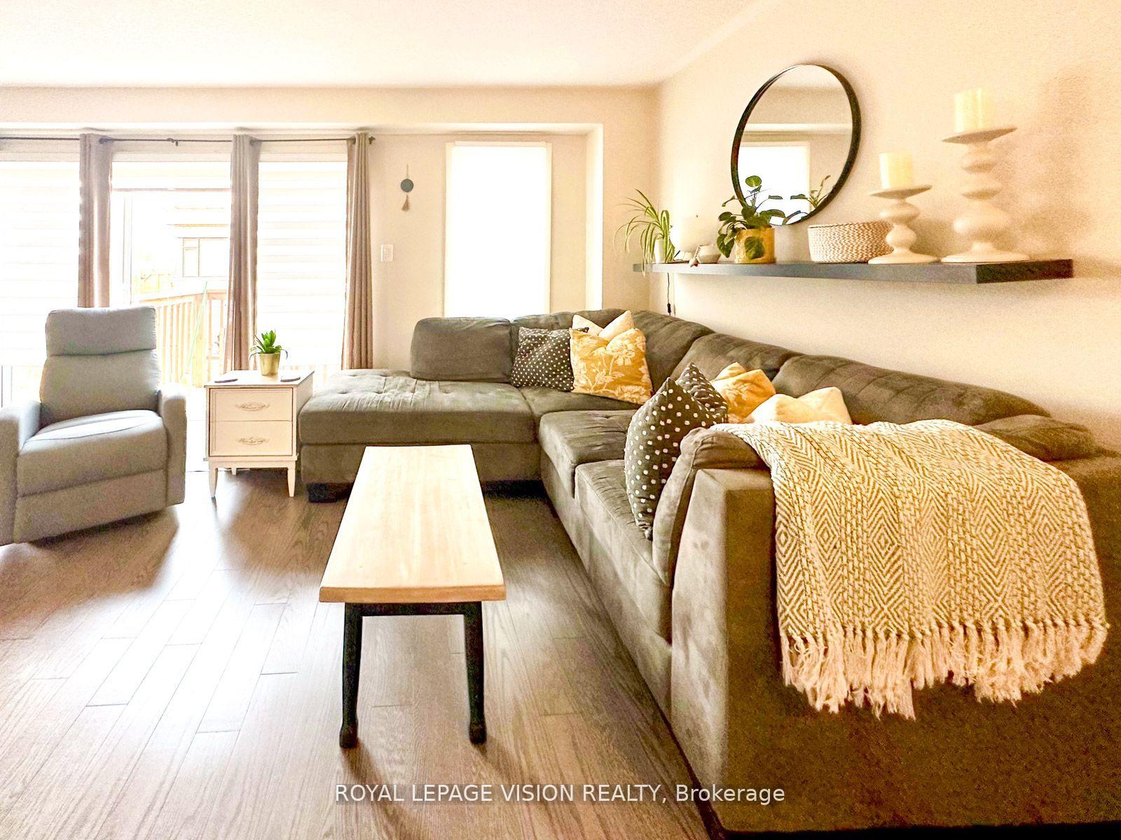 Photo 2 of 74 Caspian Square, Clarington, Bowmanville — HOMEH