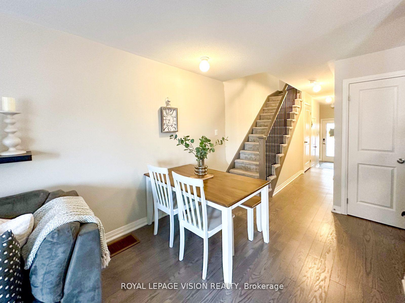 Photo 4 of 74 Caspian Square, Clarington, Bowmanville — HOMEH
