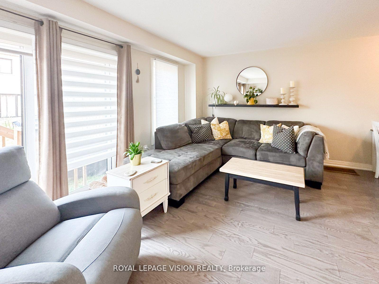 Photo 5 of 74 Caspian Square, Clarington, Bowmanville — HOMEH