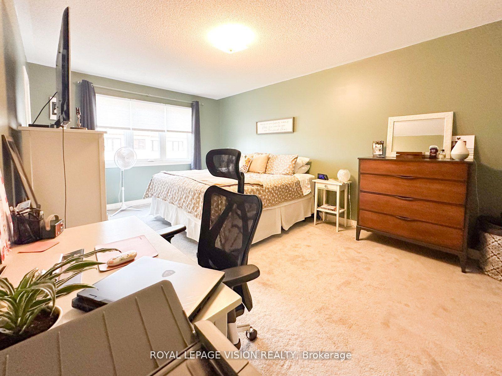 Photo 11 of 74 Caspian Square, Clarington, Bowmanville — HOMEH