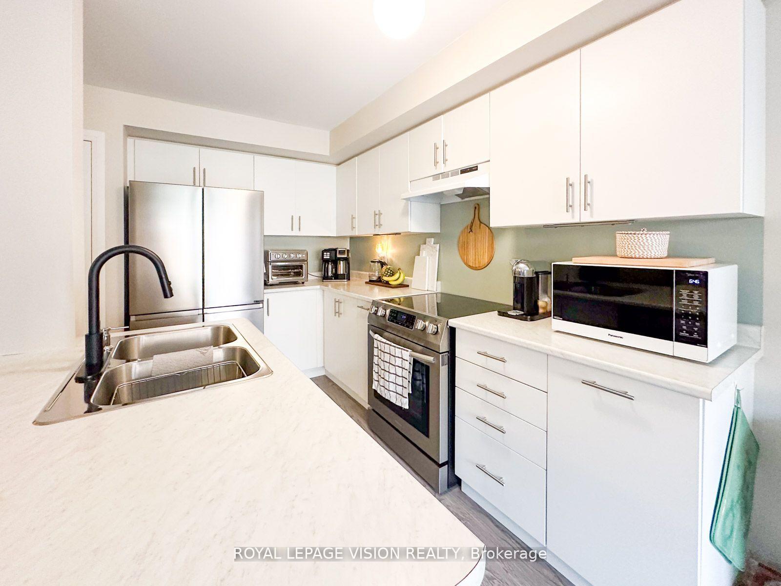 Photo 10 of 74 Caspian Square, Clarington, Bowmanville — HOMEH