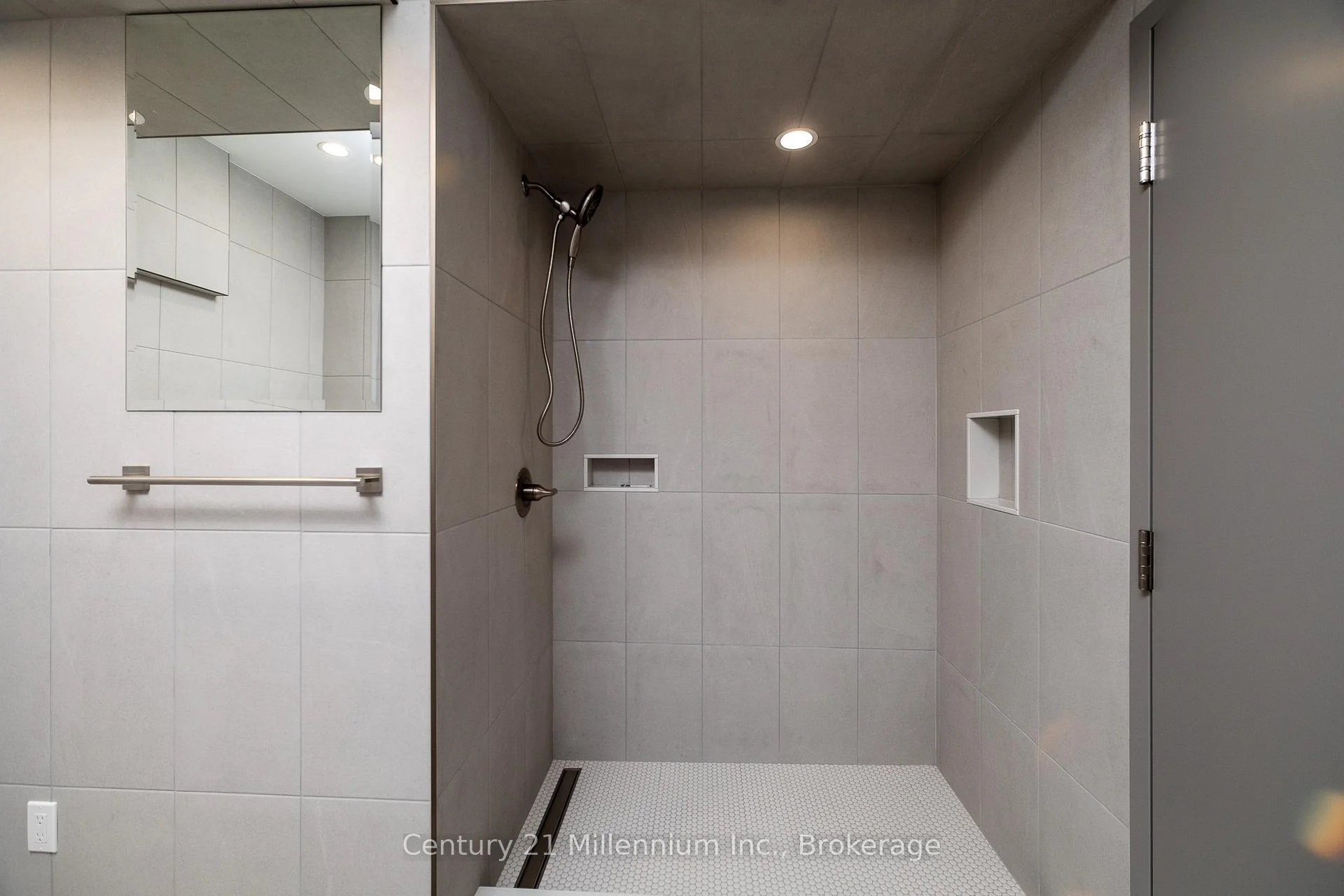 Photo 4 of Unit B, 413 Queen Street, Arran-Elderslie — HOMEH