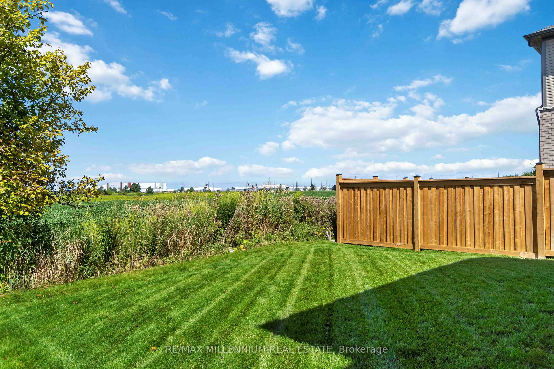 Photo 40 of 28 Freedom Crescent, Hamilton, Mount Hope — HOMEH