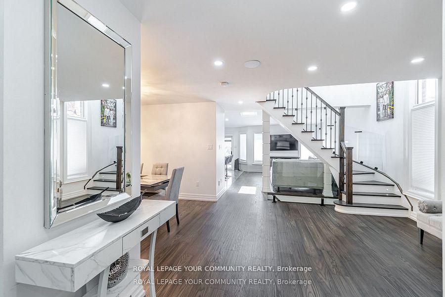 Photo 4 of 178 Sylwood Crescent, Vaughan, Maple — HOMEH