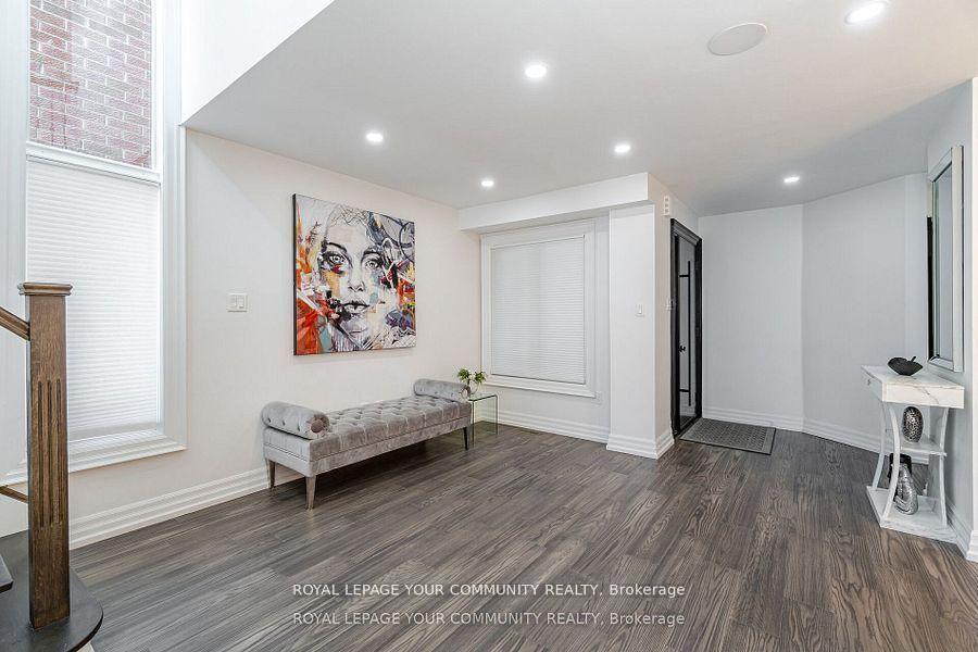 Photo 3 of 178 Sylwood Crescent, Vaughan, Maple — HOMEH