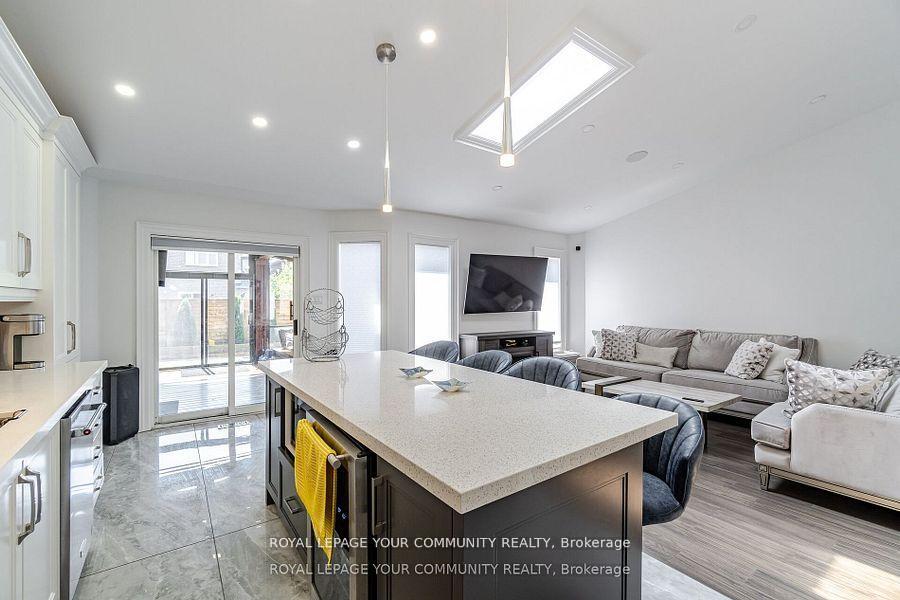 Photo 7 of 178 Sylwood Crescent, Vaughan, Maple — HOMEH