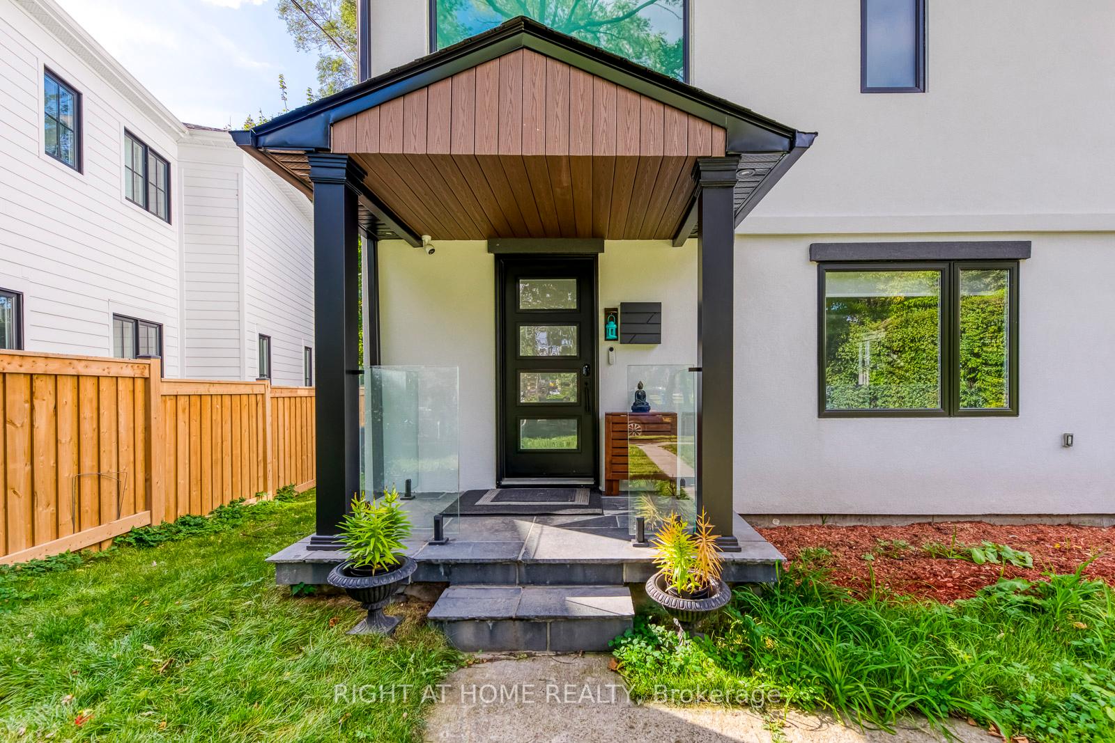 Photo 2 of 5 Saunders Crescent, Etobicoke, Stonegate-Queensway — HOMEH