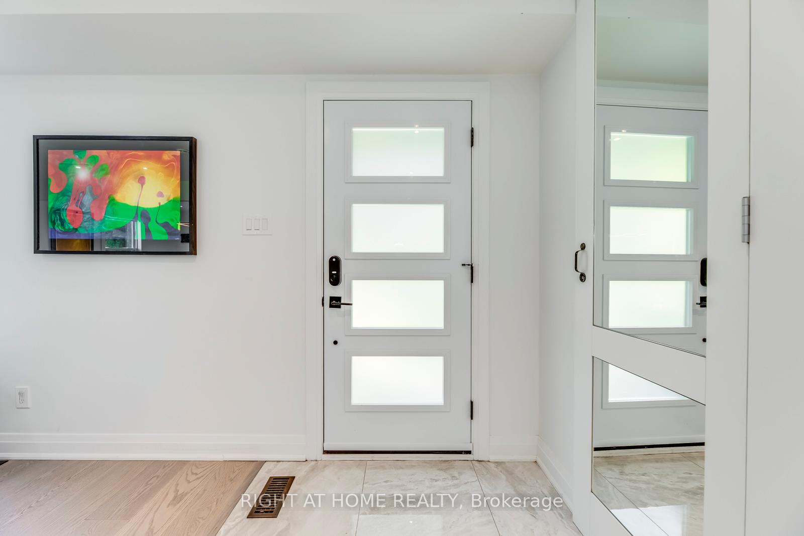 Photo 3 of 5 Saunders Crescent, Etobicoke, Stonegate-Queensway — HOMEH