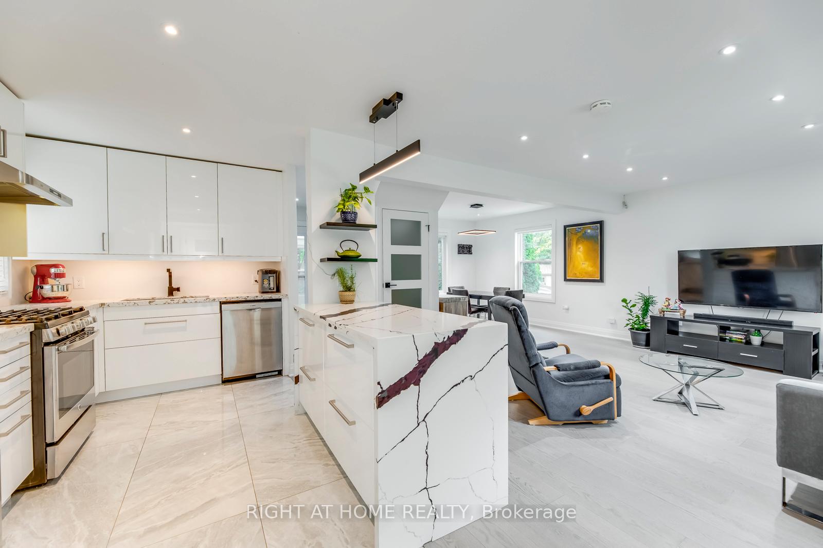 Photo 4 of 5 Saunders Crescent, Etobicoke, Stonegate-Queensway — HOMEH