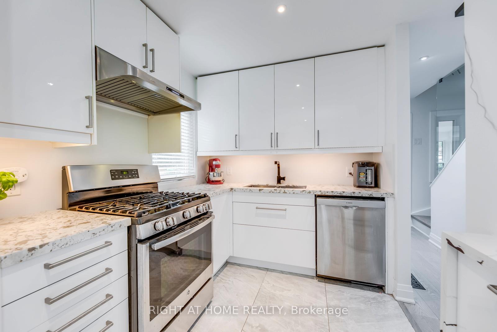 Photo 5 of 5 Saunders Crescent, Etobicoke, Stonegate-Queensway — HOMEH