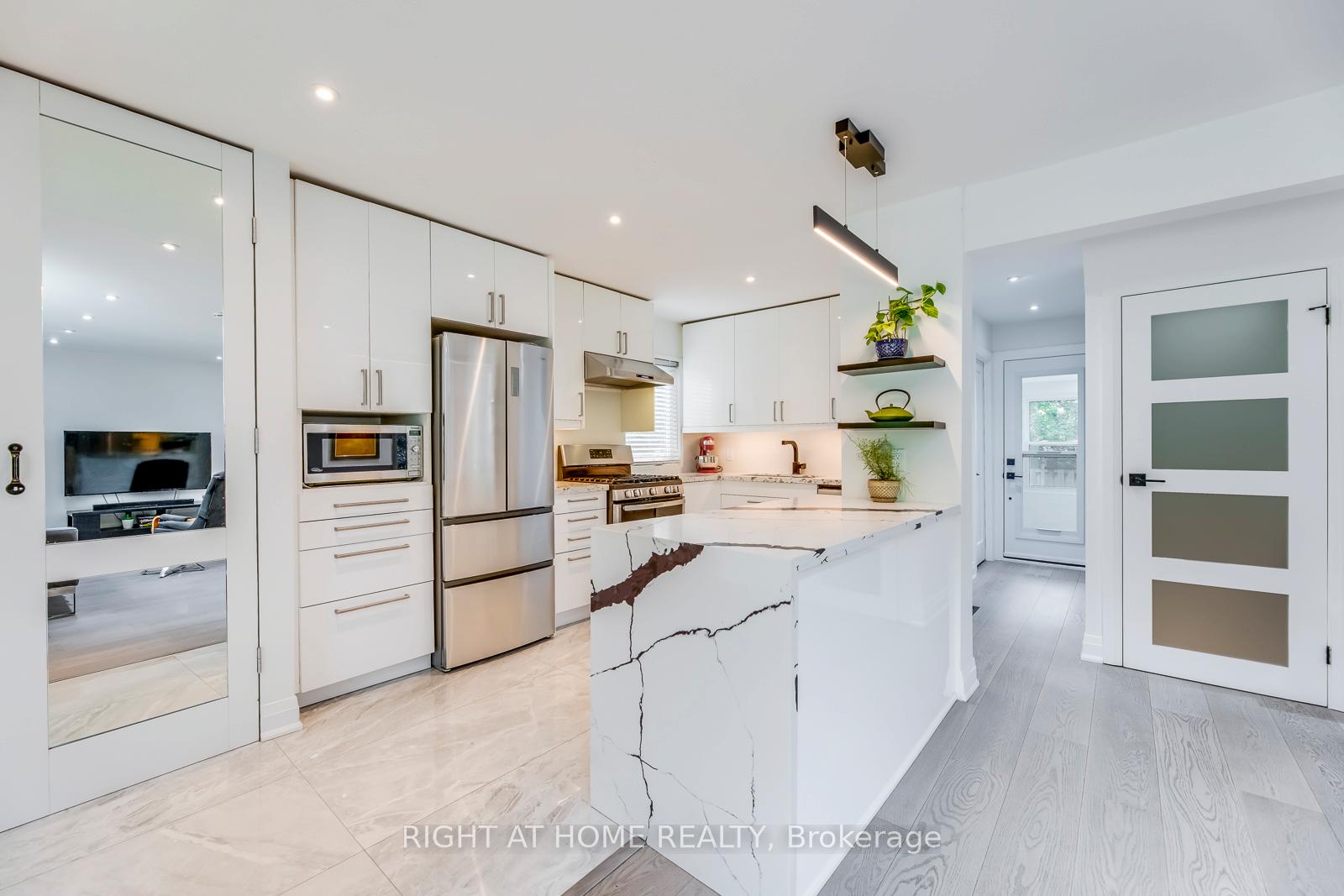 Photo 6 of 5 Saunders Crescent, Etobicoke, Stonegate-Queensway — HOMEH