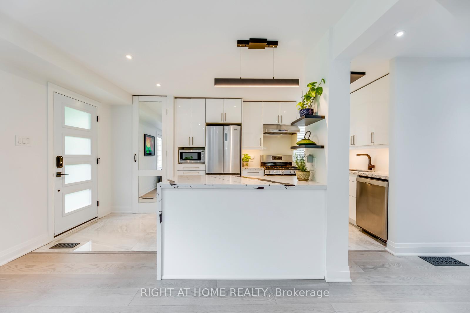 Photo 7 of 5 Saunders Crescent, Etobicoke, Stonegate-Queensway — HOMEH