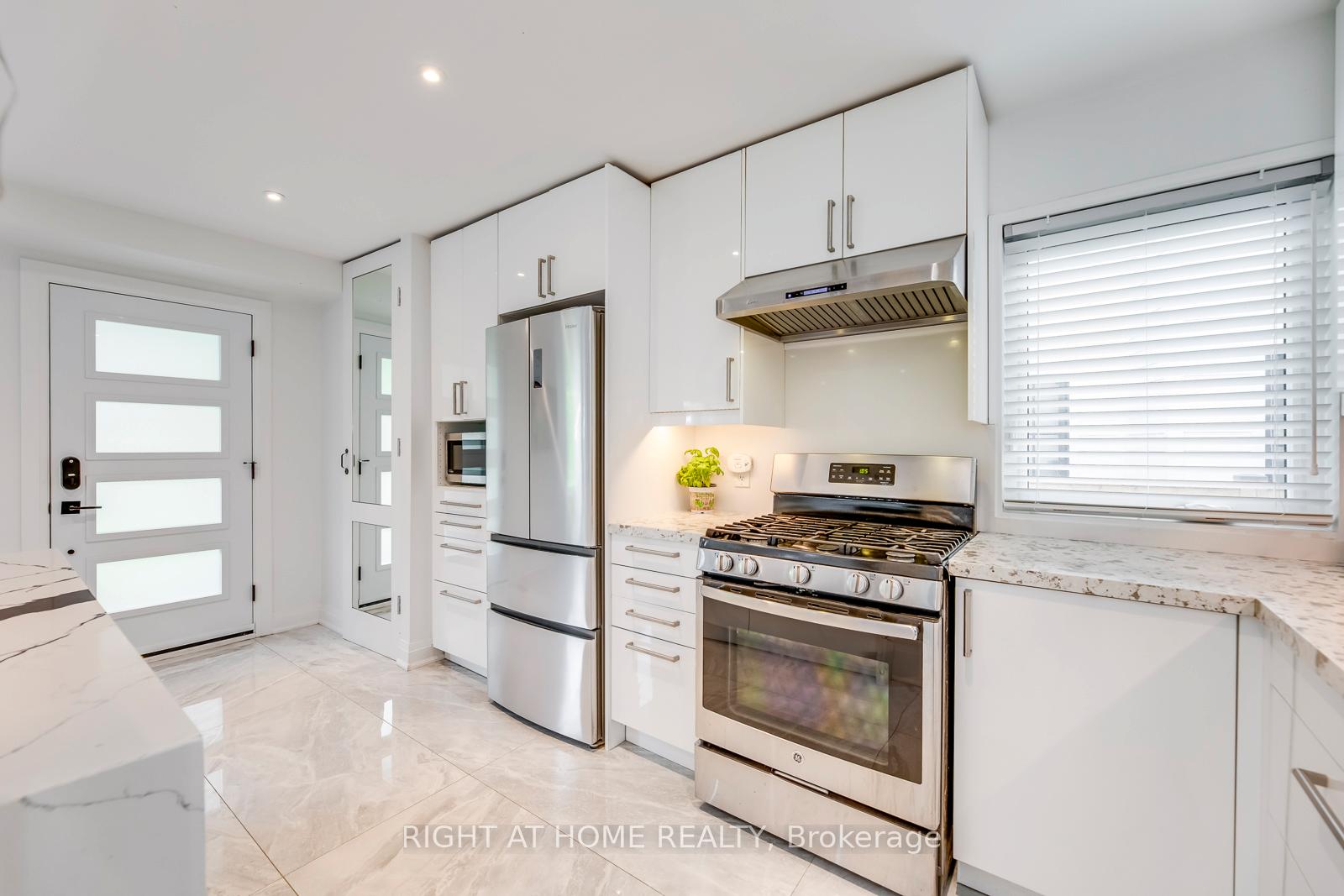 Photo 8 of 5 Saunders Crescent, Etobicoke, Stonegate-Queensway — HOMEH