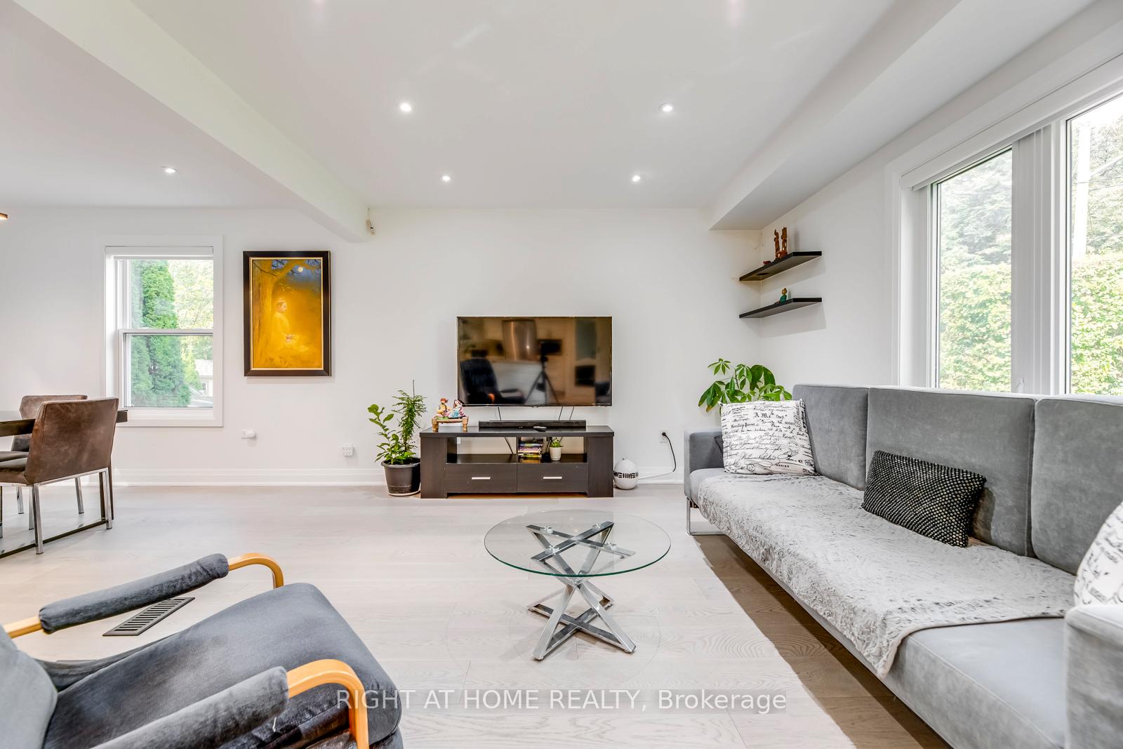Photo 9 of 5 Saunders Crescent, Etobicoke, Stonegate-Queensway — HOMEH