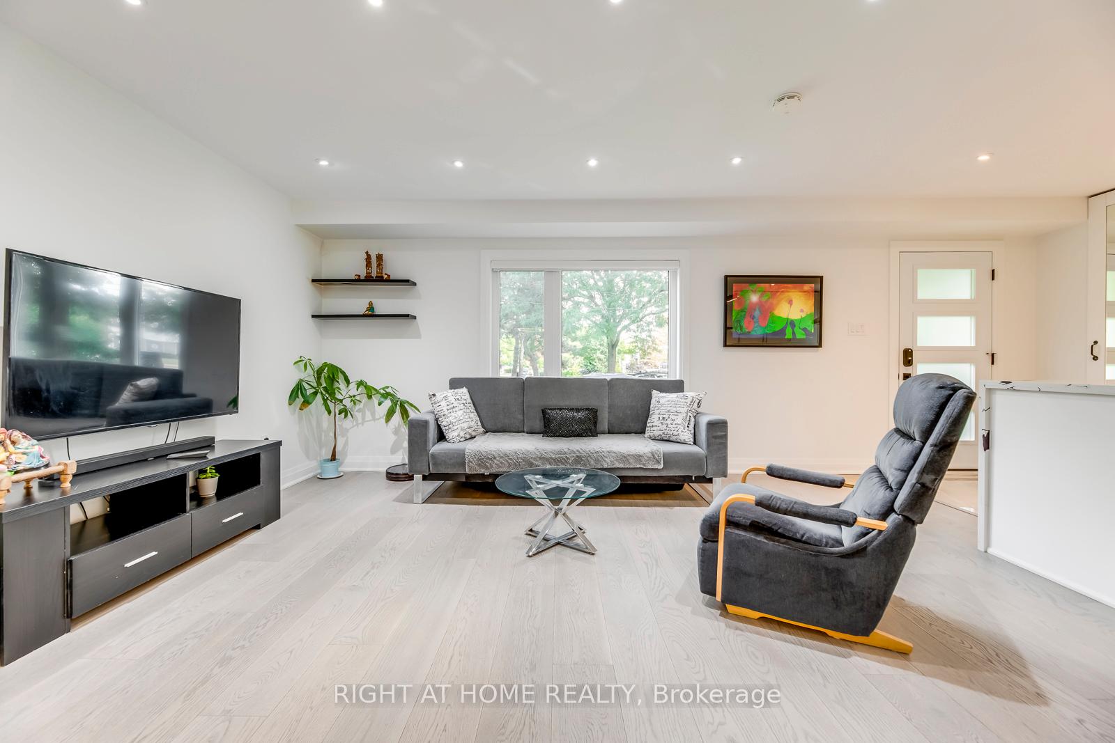 Photo 10 of 5 Saunders Crescent, Etobicoke, Stonegate-Queensway — HOMEH