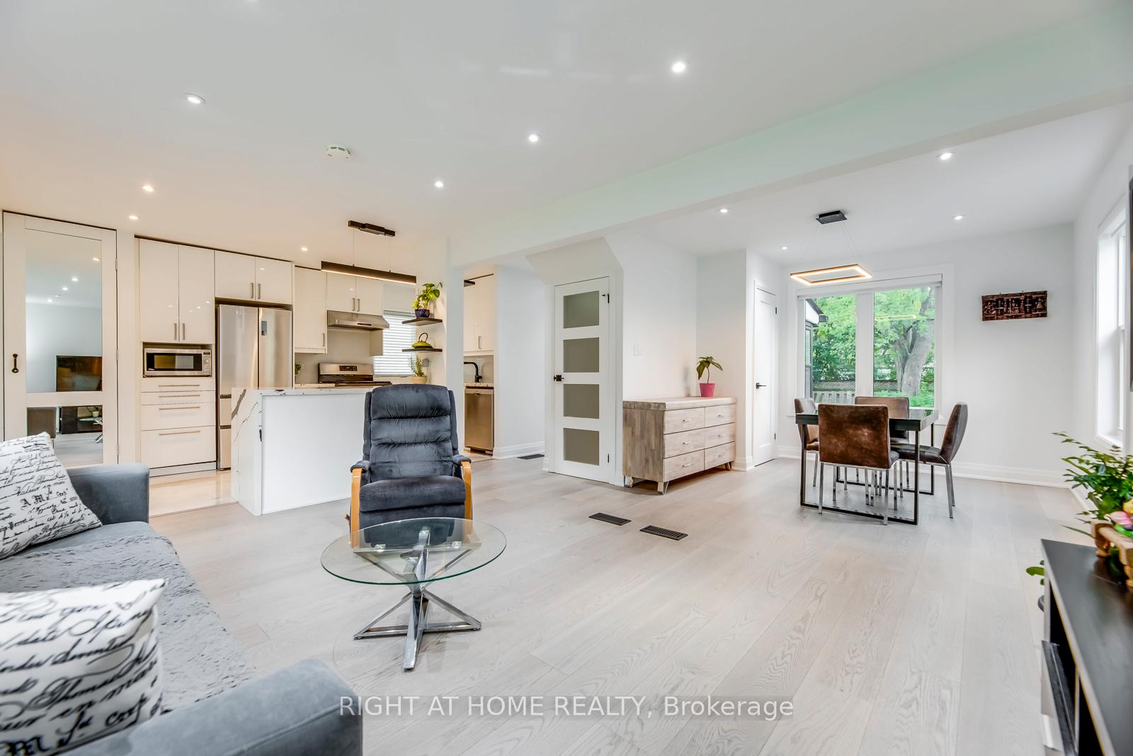 Photo 12 of 5 Saunders Crescent, Etobicoke, Stonegate-Queensway — HOMEH