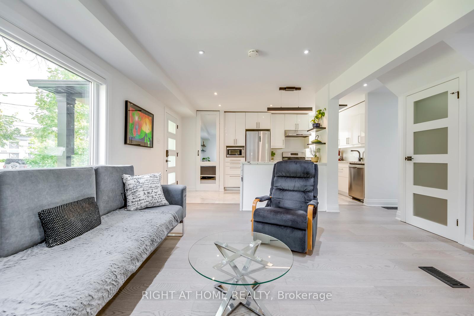 Photo 11 of 5 Saunders Crescent, Etobicoke, Stonegate-Queensway — HOMEH