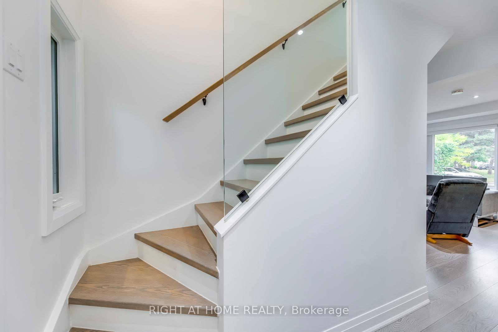 Photo 25 of 5 Saunders Crescent, Etobicoke, Stonegate-Queensway — HOMEH