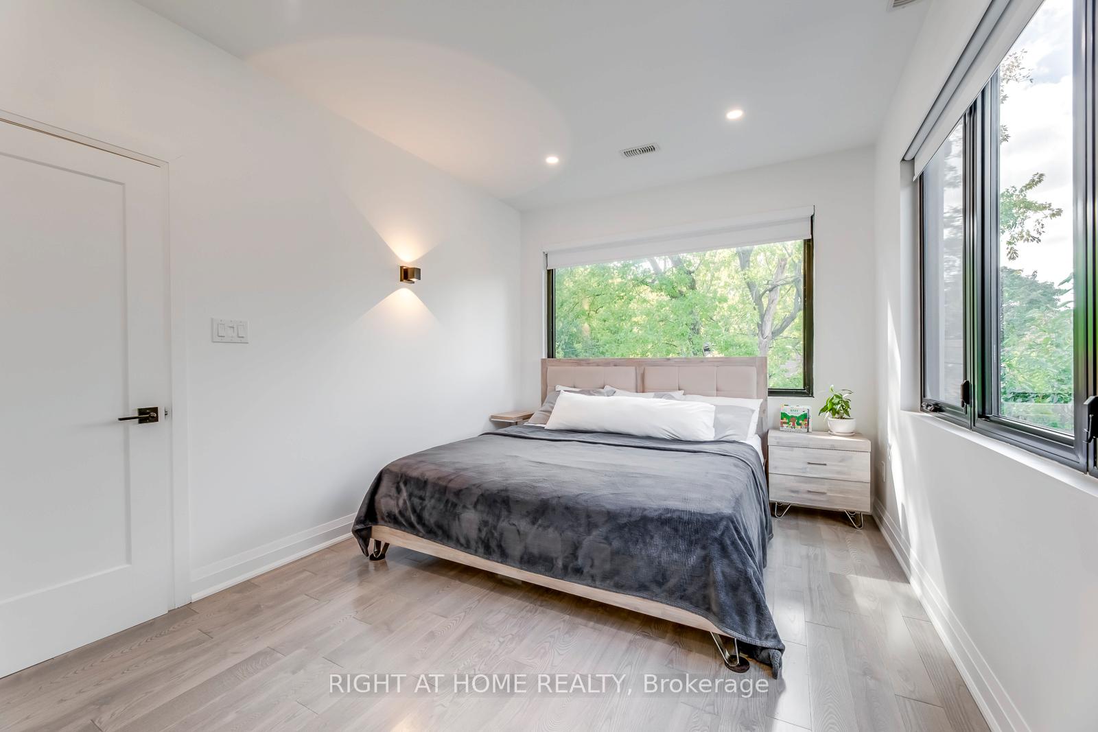 Photo 39 of 5 Saunders Crescent, Etobicoke, Stonegate-Queensway — HOMEH