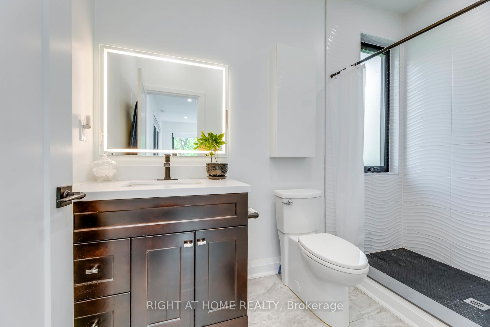 Photo 18 of 5 Saunders Crescent, Etobicoke, Stonegate-Queensway — HOMEH