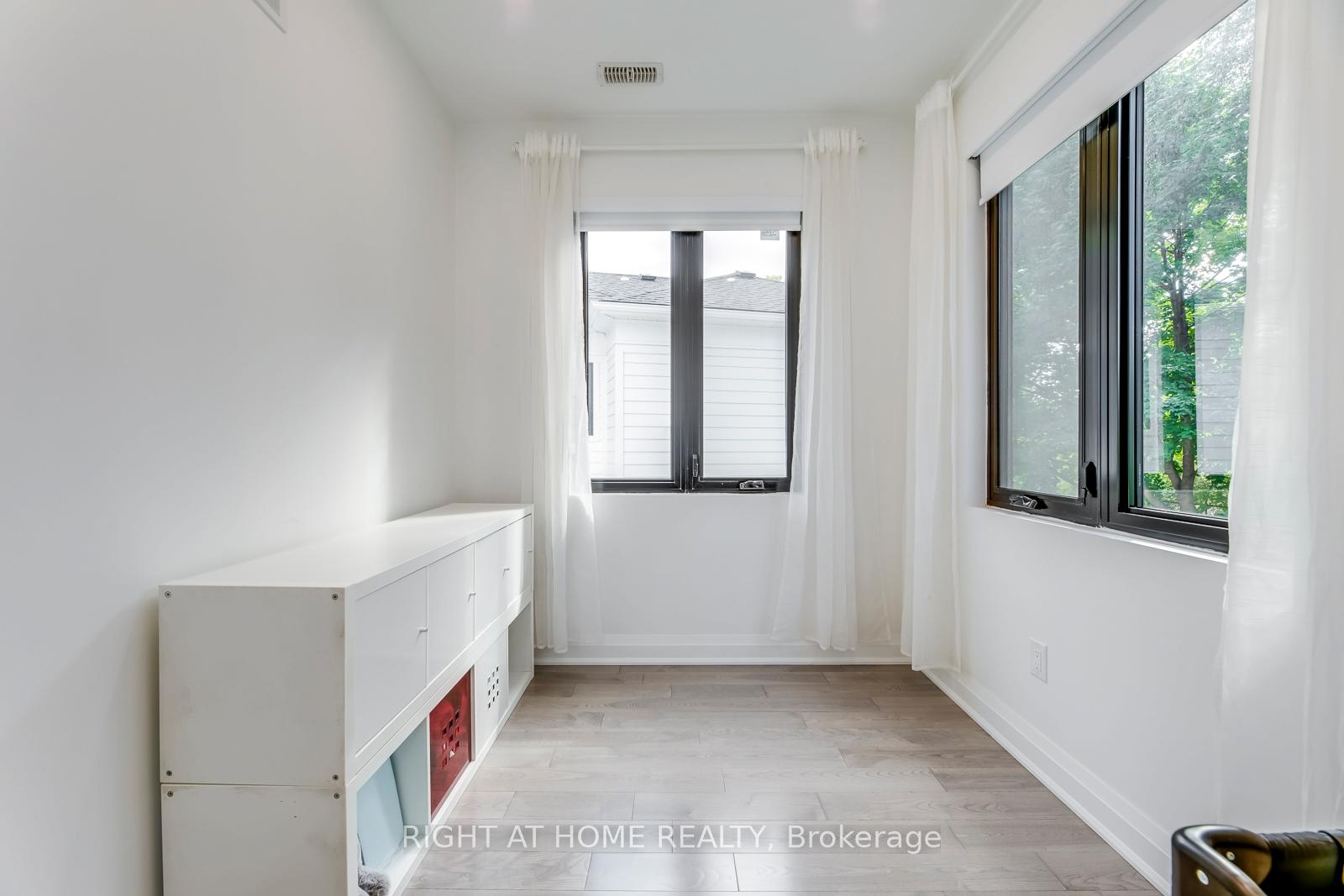 Photo 20 of 5 Saunders Crescent, Etobicoke, Stonegate-Queensway — HOMEH