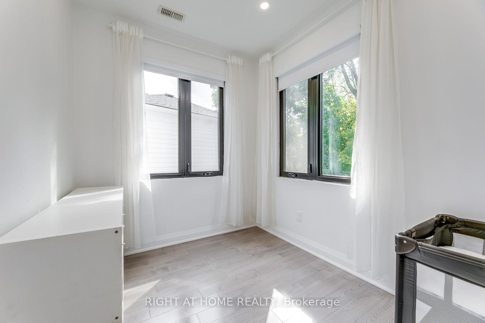 Photo 21 of 5 Saunders Crescent, Etobicoke, Stonegate-Queensway — HOMEH