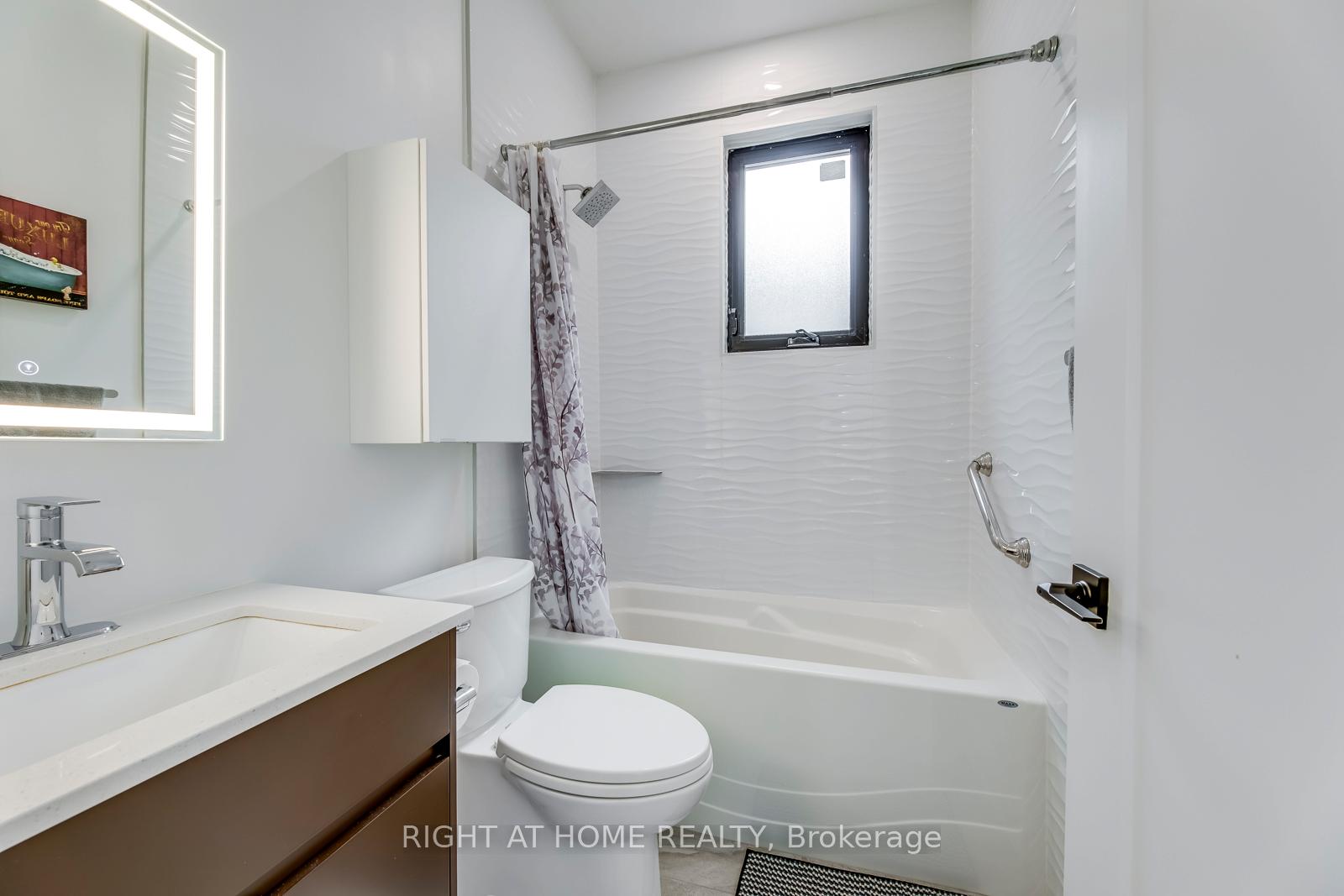 Photo 24 of 5 Saunders Crescent, Etobicoke, Stonegate-Queensway — HOMEH