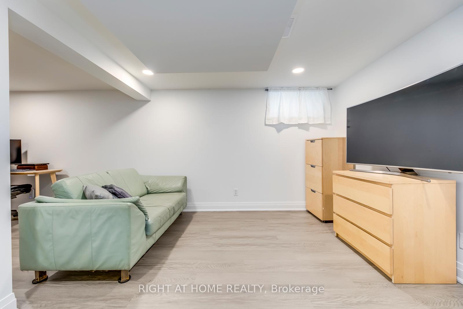 Photo 23 of 5 Saunders Crescent, Etobicoke, Stonegate-Queensway — HOMEH