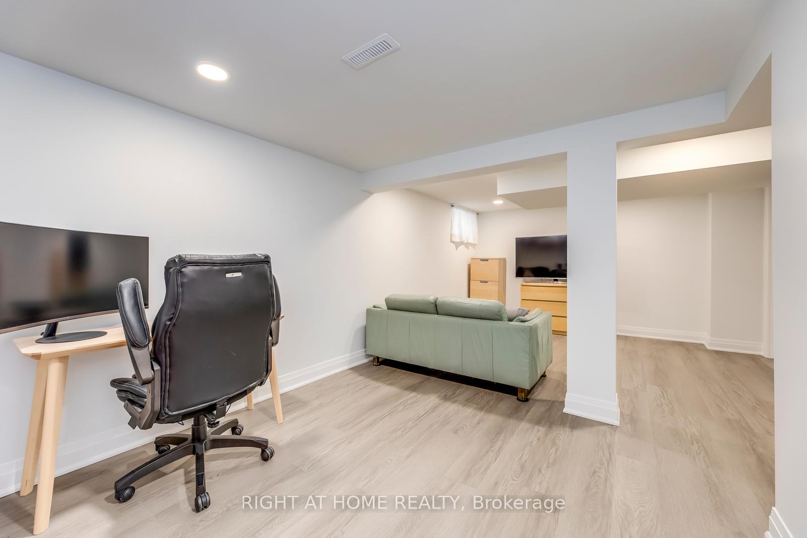 Photo 28 of 5 Saunders Crescent, Etobicoke, Stonegate-Queensway — HOMEH