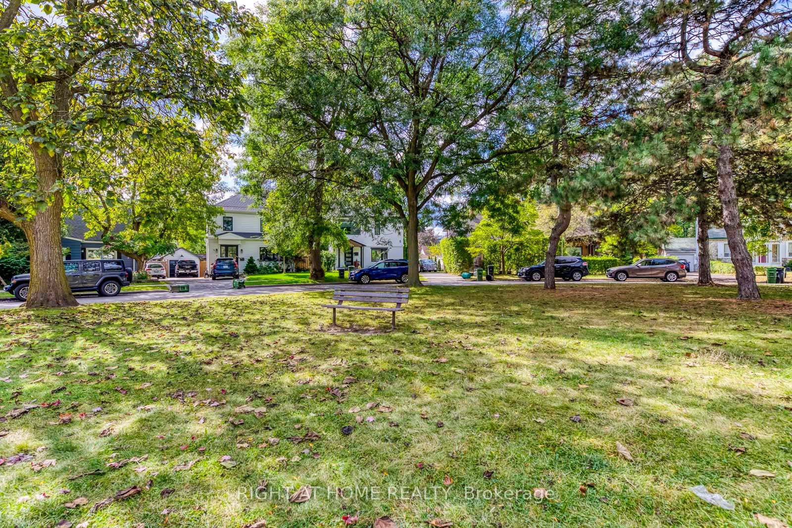 Photo 36 of 5 Saunders Crescent, Etobicoke, Stonegate-Queensway — HOMEH